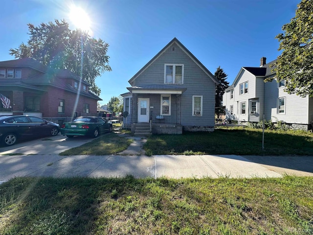 view of front of house featuring a front lawn