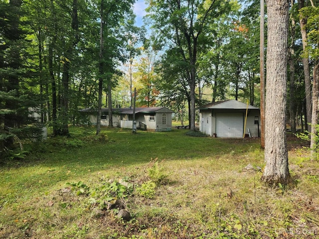 view of yard with an outbuilding and a garage