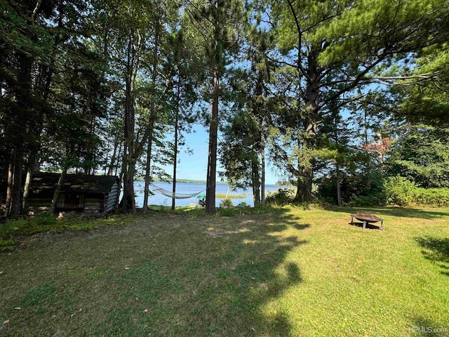 view of yard featuring a water view