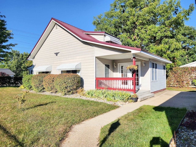 view of front of house featuring covered porch and a front lawn