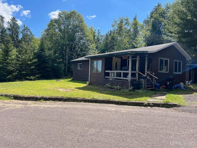 view of front of property featuring covered porch and a front lawn