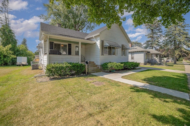 view of front of property featuring a front lawn