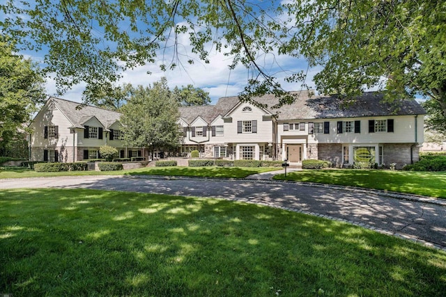 view of front of house featuring a front yard