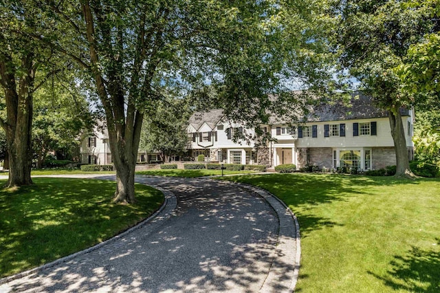 view of front facade with a front yard