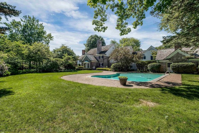 view of swimming pool featuring a lawn