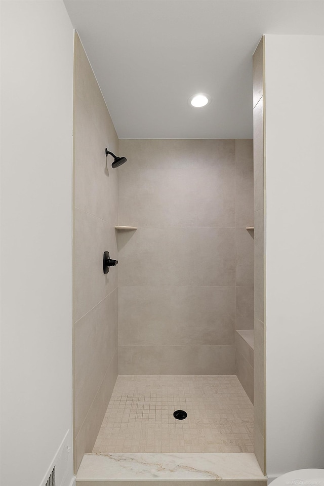 bathroom featuring a tile shower