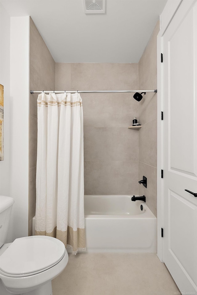 bathroom featuring shower / bath combo with shower curtain and toilet