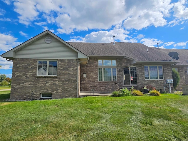 view of front of home featuring a front lawn