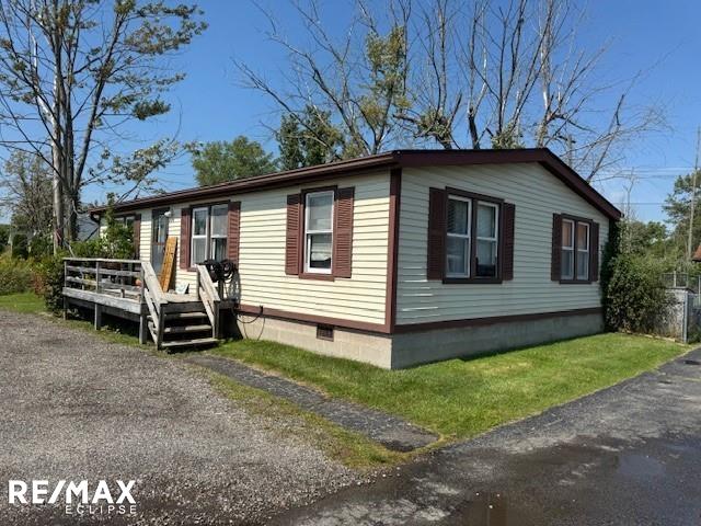 manufactured / mobile home featuring a wooden deck