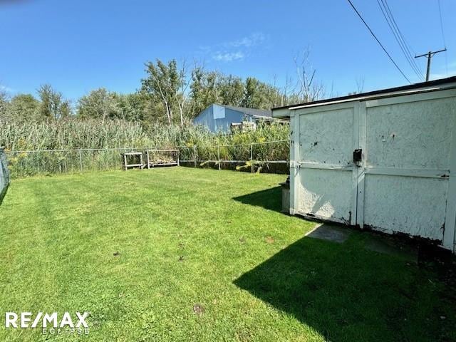 view of yard featuring a storage shed