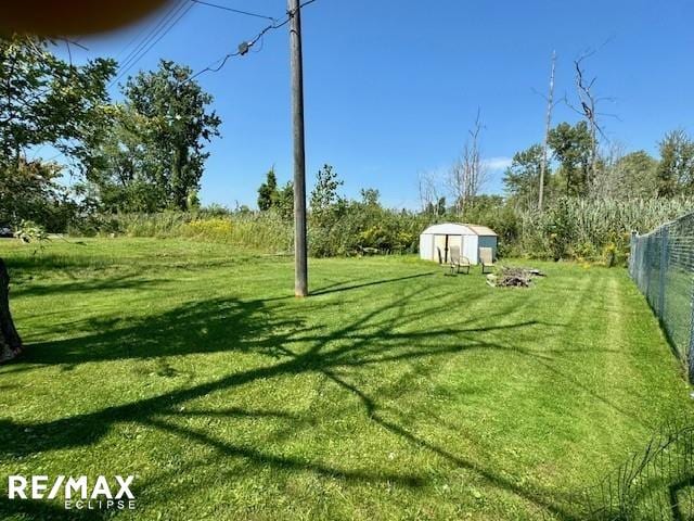 view of yard featuring a shed