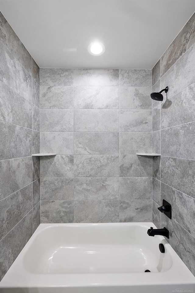 bathroom featuring tiled shower / bath combo