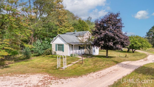 view of front of house with a front lawn