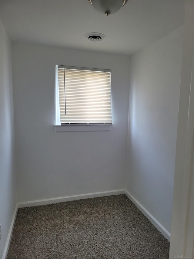 unfurnished room featuring carpet