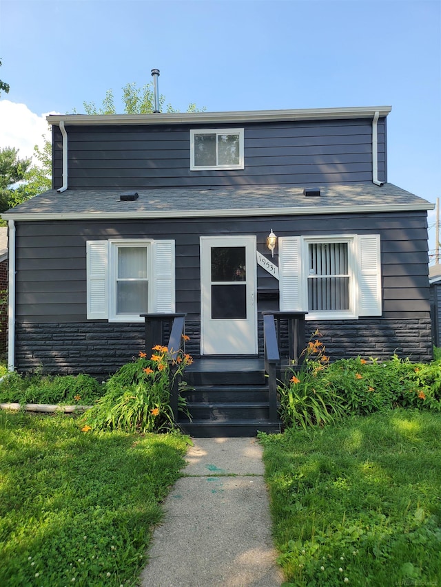 view of front of home featuring a front yard