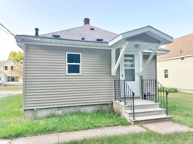 bungalow-style home featuring a front yard