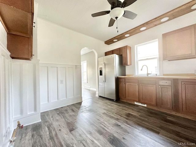 kitchen with stainless steel fridge with ice dispenser, ceiling fan, dark wood-type flooring, and sink