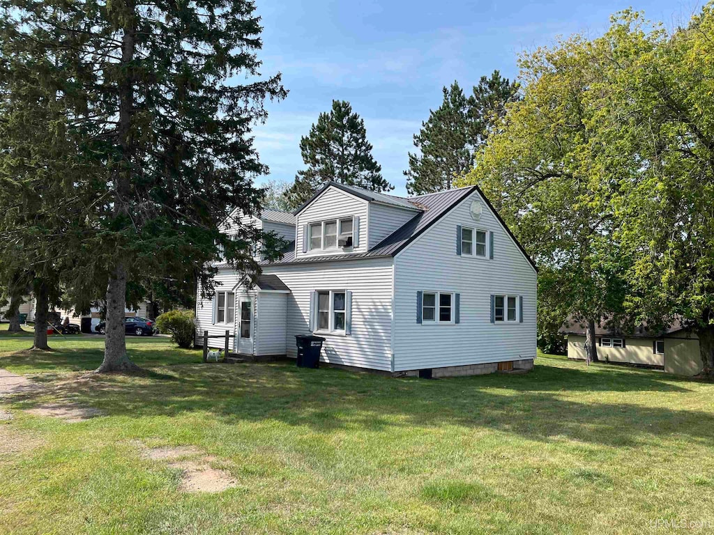 view of side of property featuring a lawn