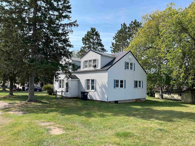 view of side of property featuring a lawn