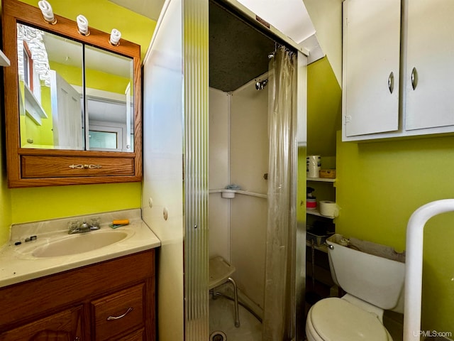 bathroom with curtained shower, vanity, and toilet