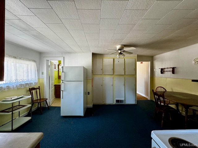 carpeted living room with ceiling fan