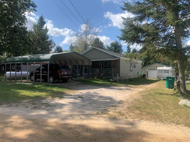 view of front facade featuring an outdoor structure, a garage, a front lawn, and a carport