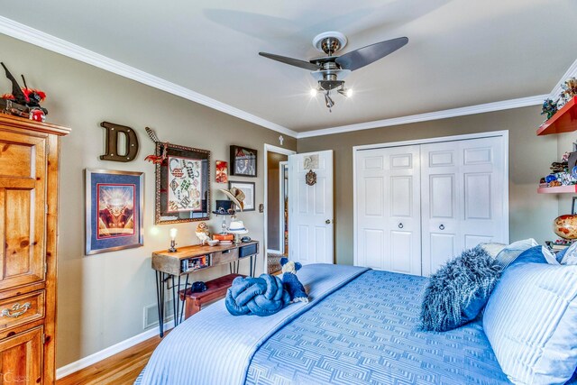 bedroom featuring ornamental molding, ceiling fan, and hardwood / wood-style flooring