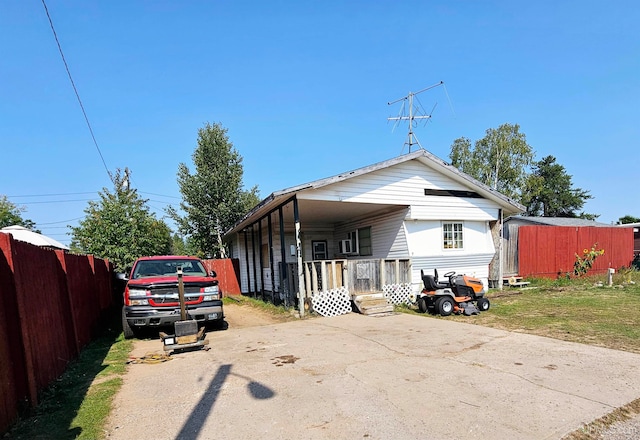 view of front of property featuring a front lawn