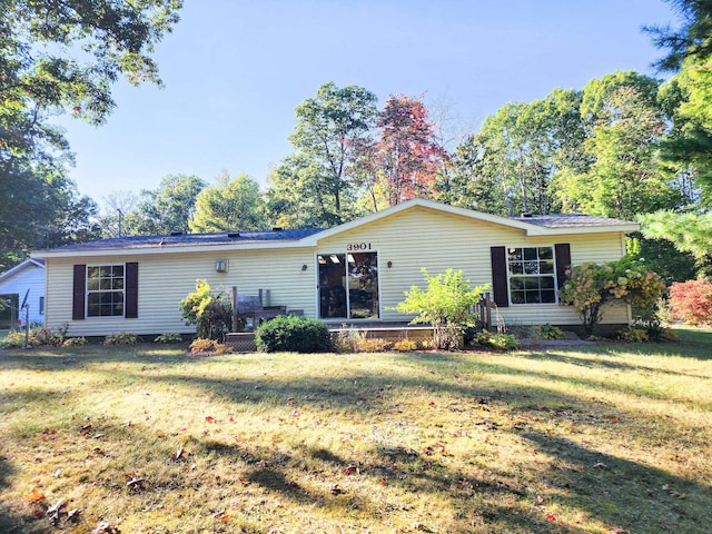 ranch-style home featuring a front lawn