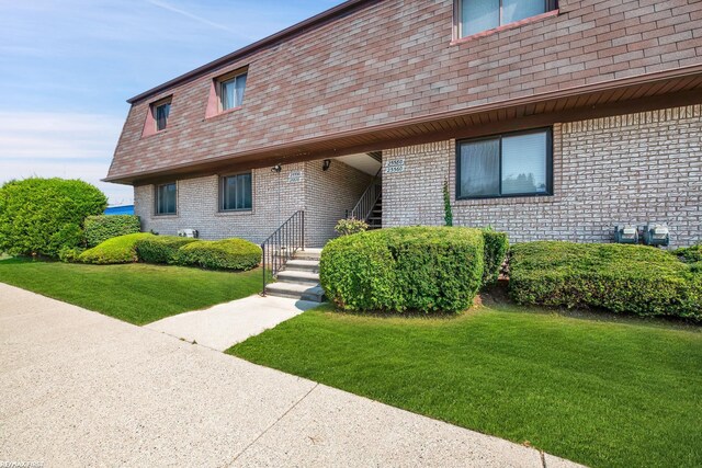 view of front of property featuring a front lawn