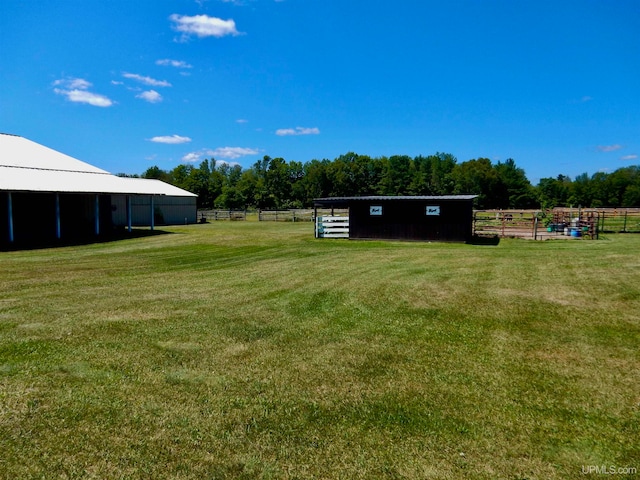 view of yard featuring an outdoor structure and a rural view