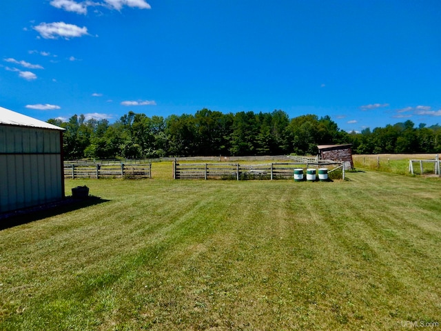 view of yard featuring an outbuilding