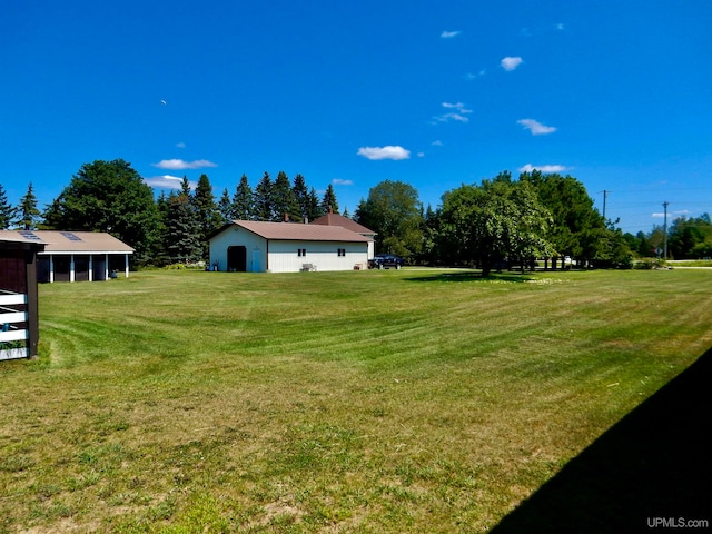 view of yard featuring an outdoor structure