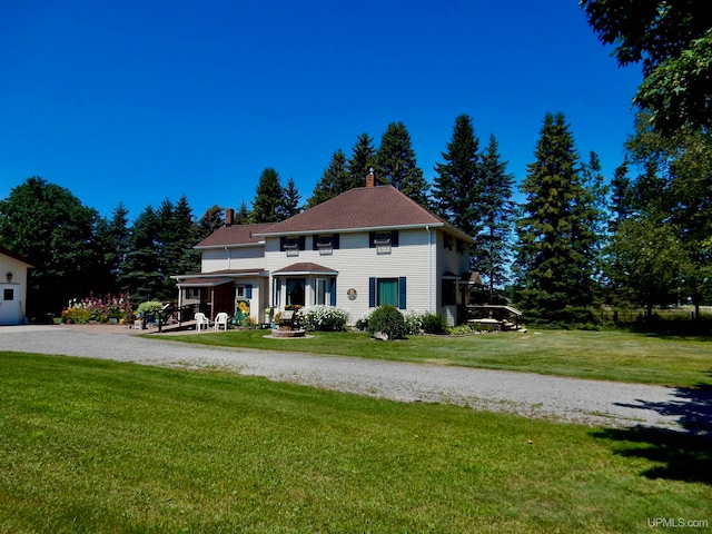 view of front of house featuring a front yard