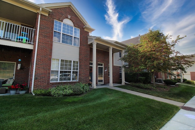 view of front of property with a front lawn