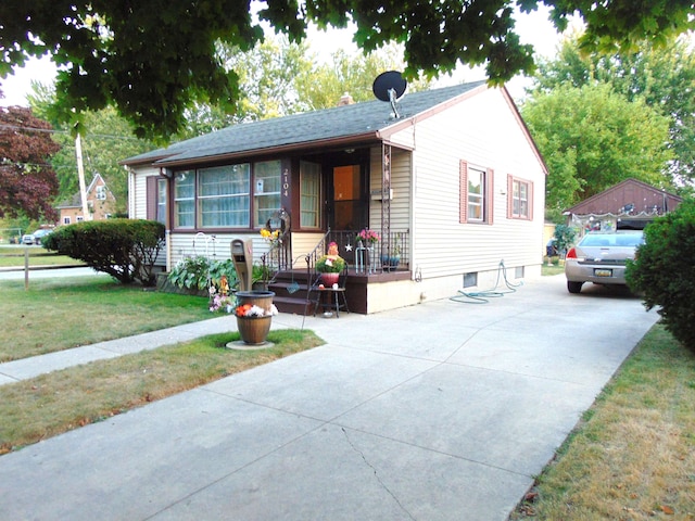 view of front facade with covered porch and a front yard