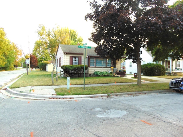 view of front of home with a front lawn