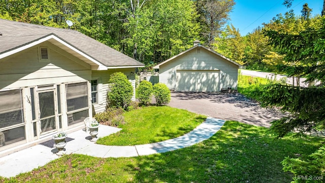 view of yard featuring an outbuilding and a garage