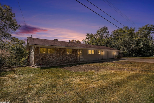 view of front of property featuring a lawn