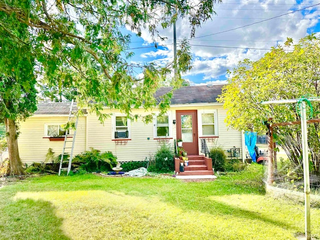 view of front of home featuring a front yard