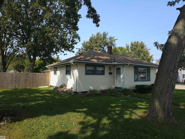 ranch-style home featuring a front lawn