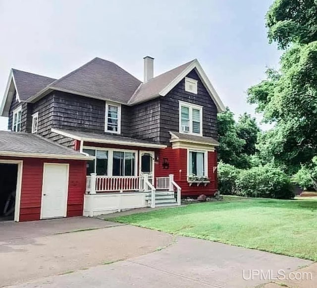 view of front facade featuring a front yard