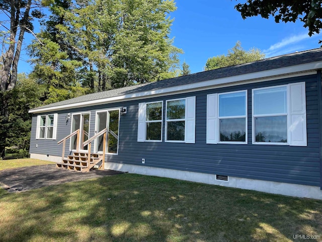 manufactured / mobile home with a front yard