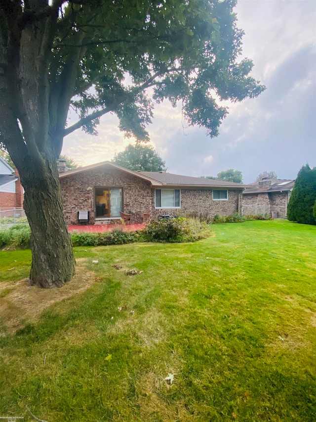 view of front of property featuring a front lawn