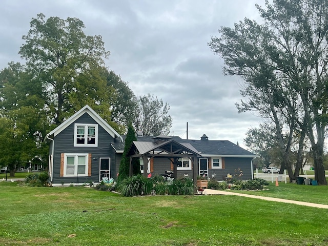 view of front of home featuring a front lawn