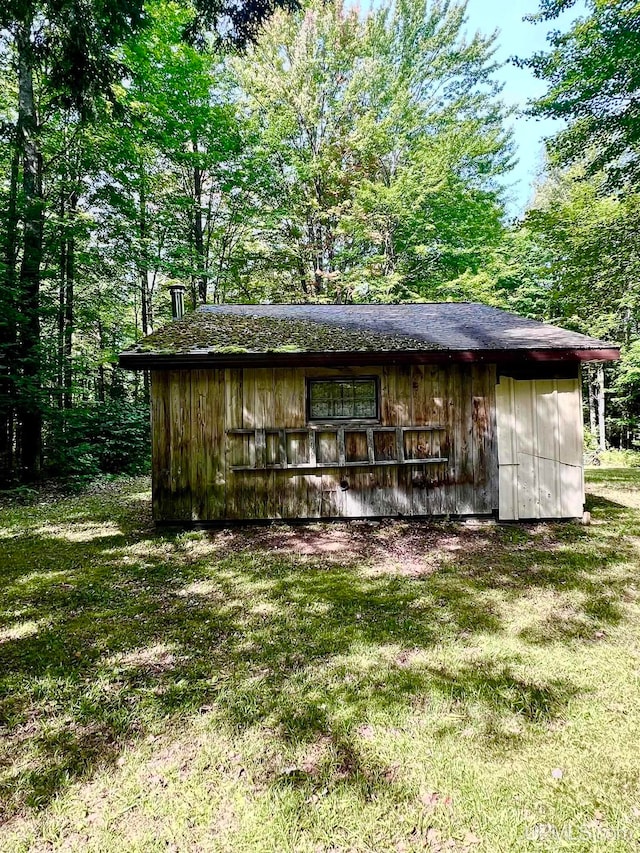 view of outdoor structure featuring a lawn