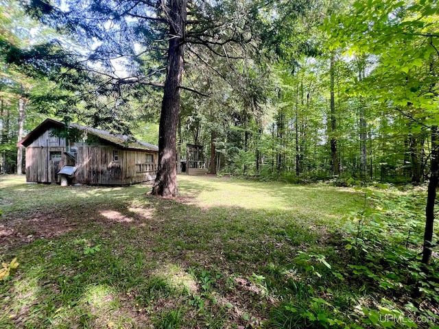 view of yard featuring an outbuilding