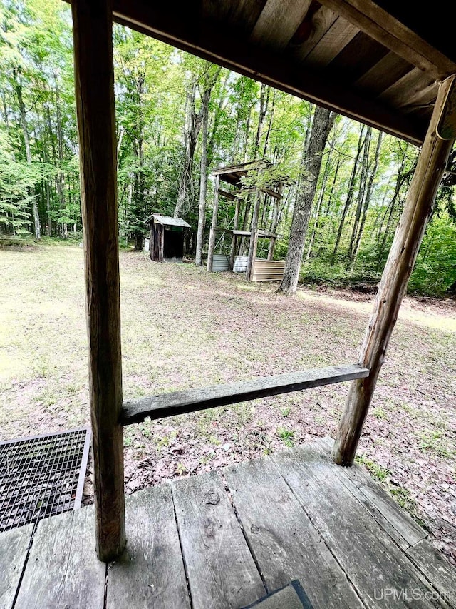 view of yard with a shed