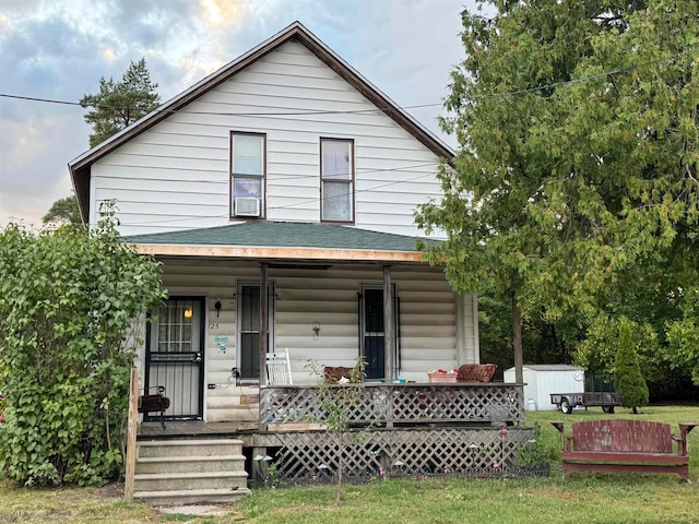 view of front of property featuring a front lawn and a porch