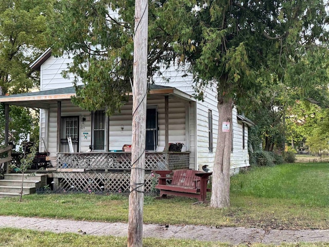 view of front of property with a front lawn and covered porch